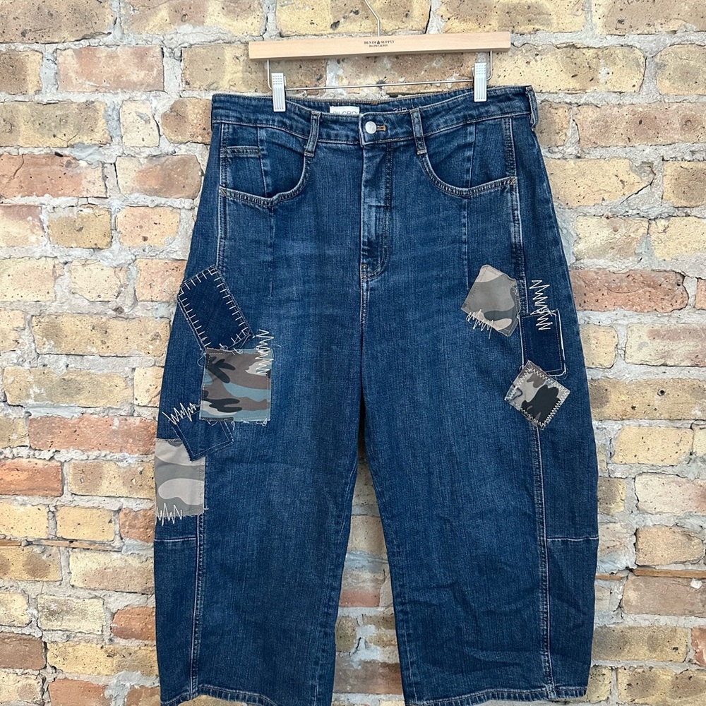 PILCRO BARREL JEANS WITH CAMO PATCHES (petite)
